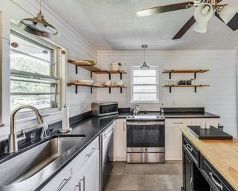 Redwing Farm Cottage - Mountain Views and Firepit! - Bedford