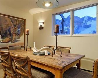 Luxury 2 bedroom penthouse w/ private rooftop deck in the heart of Aspen! - Aspen - Dining room