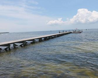 # 305 A Luxury Resort at Little Harbor With Dolphins and Fishing Just Steps Away - Ruskin - Balcon