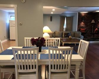 Spacious 3 bed room 2 bath room unit - Bethlehem - Dining room