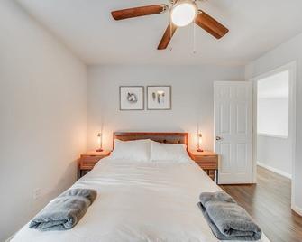Spacious 5br 2,5ba Holiday Home With Poo - Grand Prairie - Bedroom