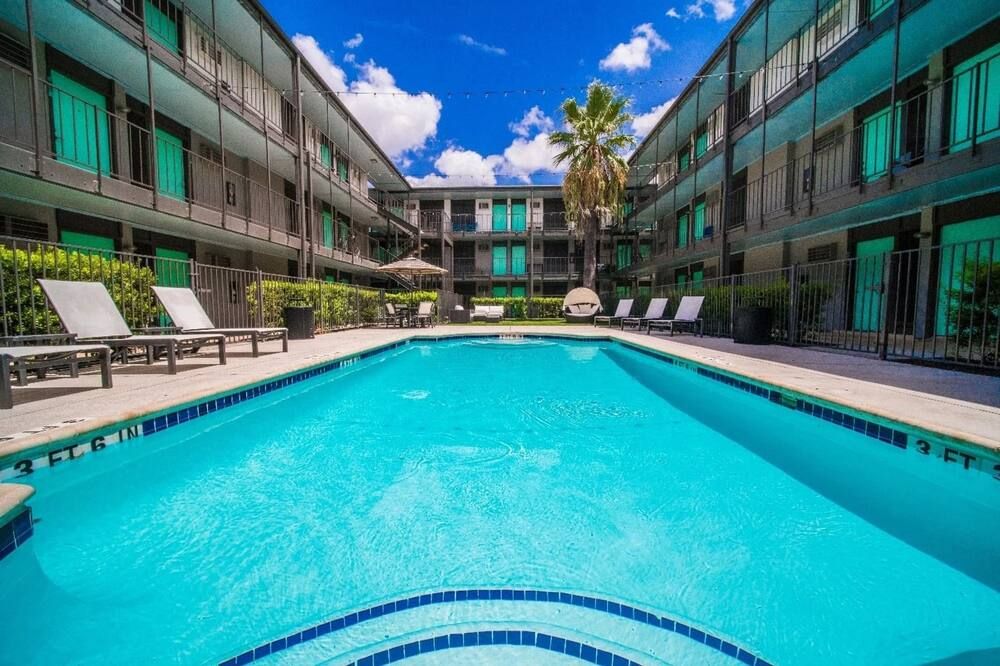 تشارمنج كينج اك د 1 بد رود او بول 5 مين تو دي تي - أوستن - حوض السباحة