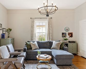 University Mill House, Walk to Town, King, Fenced Yard, Hammock, Fire Pit, Porch - Kannapolis - Living room