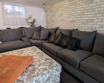 Across from Oleson Park, feel at home here. - Fort Dodge - Obývací pokoj