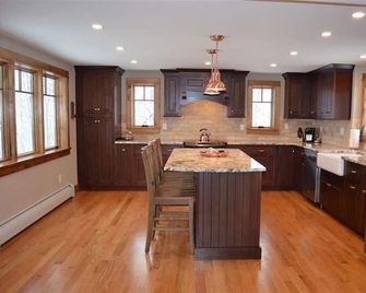 NEW - Beautiful mountain home steps to Okemo, Great for Wedding stays - Ludlow - Cucina