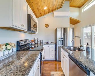 2 Mi to Rainbow Lake Lovely Lakeside Tiny Home - Pinetop-Lakeside - Kitchen