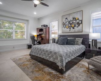 Spectacular Mediterranean Style South Tampa Pool Home - Tampa - Bedroom