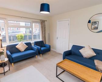 Perfect for Contractors & Families + Free Parking + Wifi - Stafford - Living room