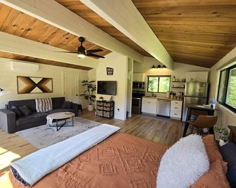 A Restful Studio Near a Creek and Forest - Pet Friendly - Roseburg - Living room