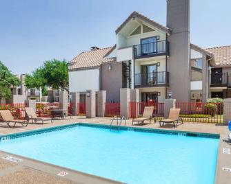 Hawthorn Extended Stay by Wyndham Dallas - Dallas - Pool