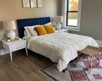 The Peoples farm house is located in the heart of North Liberty. - North Liberty - Bedroom