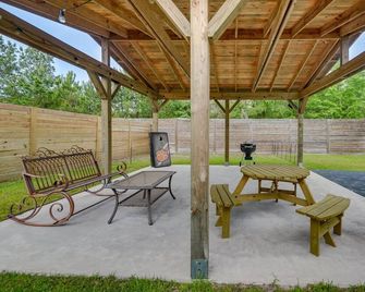 The Mermaid Cottage! Centrally located, pool, and loaded with extras! - Shallotte - Patio