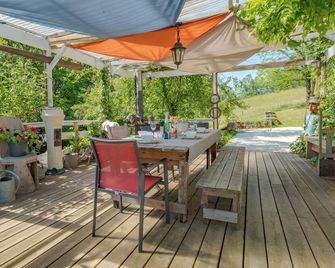 Le Mouton qui Rit, renovated historical farmhouse with pool and stunning view - Saint-Pompont - Patio