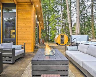 Gold Bar Cabin on Skykomish River Heated Swim Spa - Gold Bar - Patio