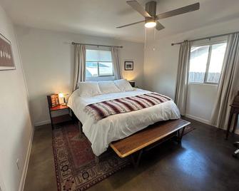Royal Retreat – Cozy Luxe 2br Near Downtown - Austin - Habitación