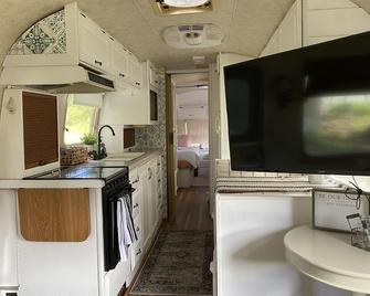 Amazing Airstream, Beaufort, SC-Enjoy the Journey - Beaufort - Kitchen