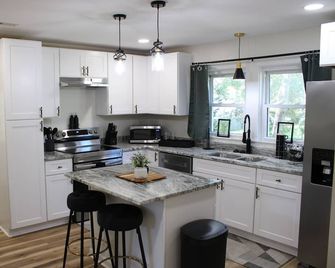 Delightful 2-bedroom house with AC in charming Easley - Easley - Cozinha