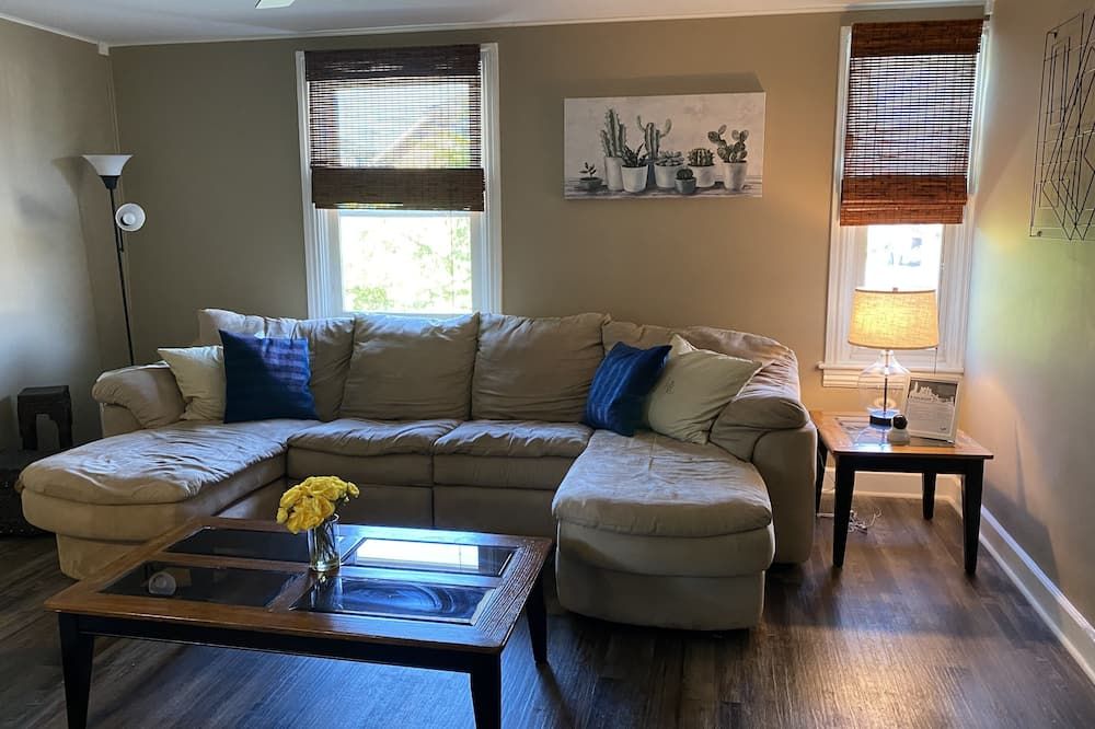 Steel City Hideaway -Travelers getaway - Bethlehem - Living room