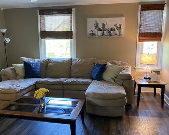 Steel City Hideaway -Travelers getaway - Bethlehem - Living room