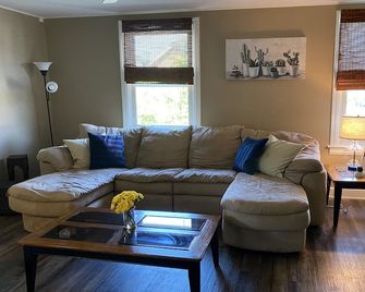 Steel City Hideaway -Travelers getaway - Bethlehem - Living room