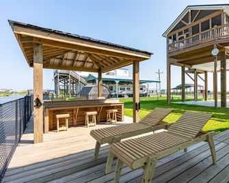 Canal front cutie with Boat lift, RV Hook-Up, Bay access, and Ocean view! - Gilchrist - Balcón