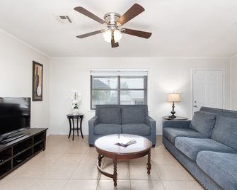 Cute and cozy! Minutes from Lake Belton Military Friendly - Belton - Sala de estar
