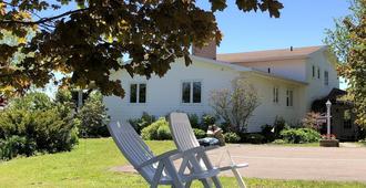 Fair Isle Motel - York - Patio