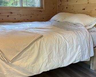 Cozy tiny home, immersed in the forest, overlooking the pond! - Caledon - Bedroom