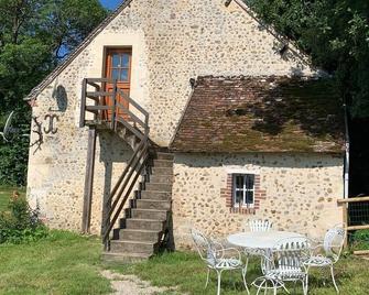 Charming studio in 17th century farmhouse on working horse farm - Perche-en-Nocé