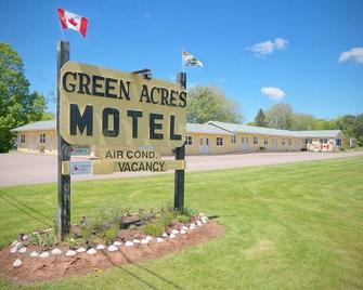 (11) Private Queen Suite at Green Acres Summerside - Summerside - Building