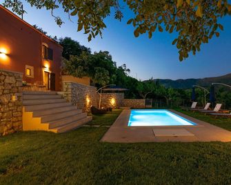 River View Villa - Myrthios - Piscina