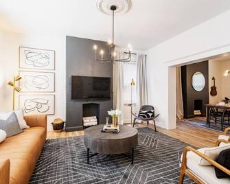 Stylish Retreat on Mt Washington - Pittsburgh - Living room