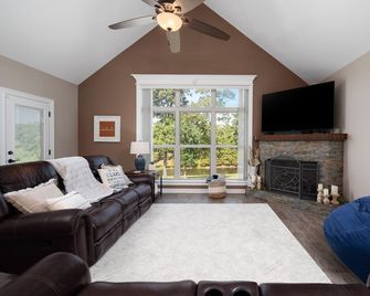 4BD 3BTH, Lakeview, huge covered outdoor patio Firepit, and Fishing @ Jolie Vue - Many - Wohnzimmer