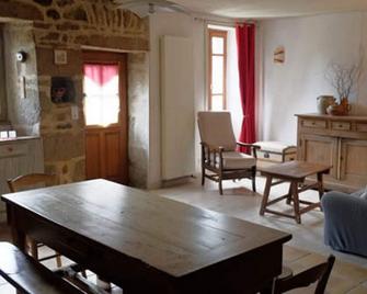 A corner of Corrèze, suitable for relaxing in a quiet little village. - Goulles - Restaurante