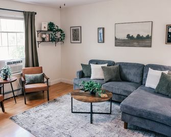 MaineStay Central Bangor Townhouse Near airport & Acadia Park w washer & dryer, - Bangor - Sala de estar