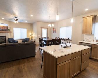 Post Falls Hideaway New 4 Bedroom Home Short Term - Post Falls - Living room