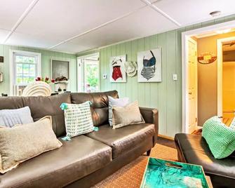 This house is a 2 bedroom(s), 1 bathrooms, located in Narragansett, RI. - Narragansett - Living room
