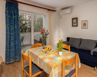 Awesome Apartment In Baska With Kitchen - Baška - Essbereich