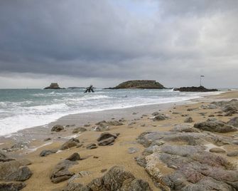 Charming detached country house with large garden, dogs welcome - Juvigny-les-Vallées - Playa