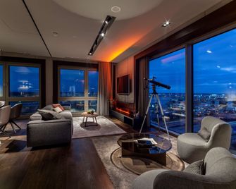 b'mine Frankfurt Airport - פרנקפורט אם מיין - סלון