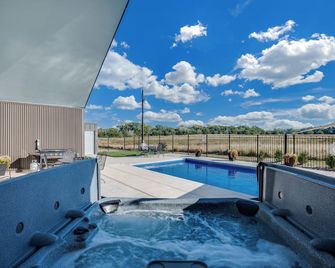 Modern Cabin Near Cheney Lake W Pool and Hot Tub - Pretty Prairie - สระว่ายน้ำ