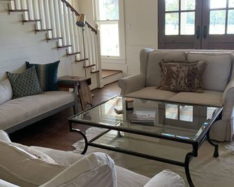 Beautiful Farmhouse in Round Top/Faytteville on 63 Acres - New Ulm - Soggiorno