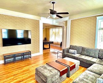 New Hot Tub Holladay Farmhouse - Cozy, Convenient - Holladay - Living room