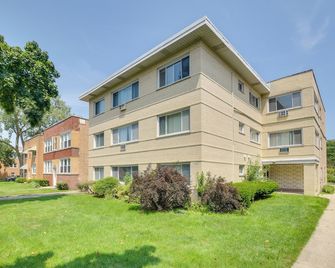 Walk to Train: Convenient Skokie Condo! - Skokie - Building