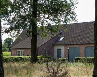 Peer Villa with Garden - Peer