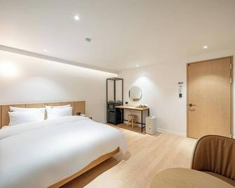 Brown Dot Hotel Namgumi Branch - Gumi - Bedroom