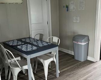 Cozy Beach Front Cottage Pet Friendly w/no pet fees - Milford - Dining room