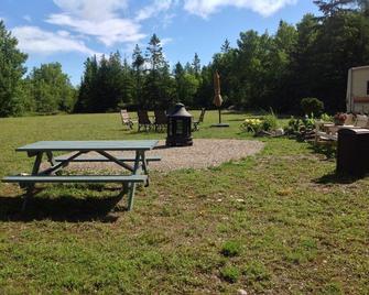 Cedar Vista Motel - Tobermory - Patio