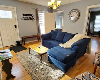 Single level 3 bedroom, fenced yard, central air - Auburn - Wohnzimmer