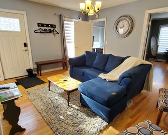 Single level 3 bedroom, fenced yard, central air - اوبورن (نيويورك) - غرفة معيشة